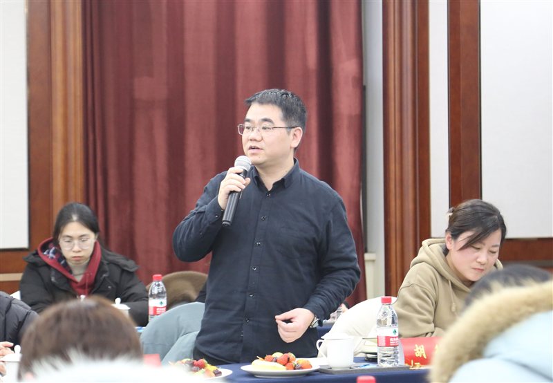 集團與泰州中學聯(lián)合舉辦“校企同關(guān)愛，勵學助成長”座談會
